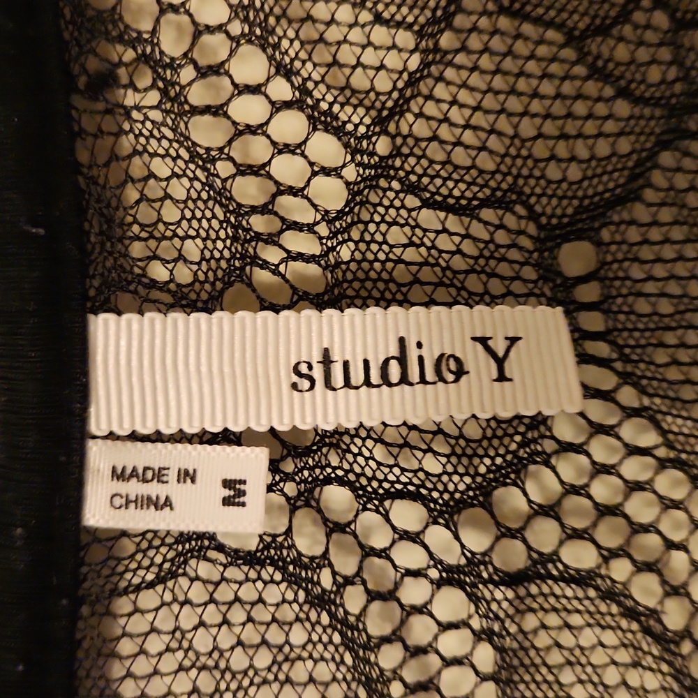 Studio Y top - Picture 2 of 3
